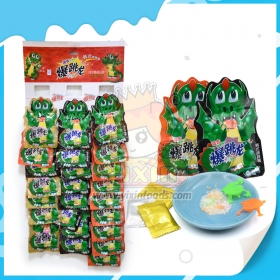 дракон лопает конфеты с игрушкой