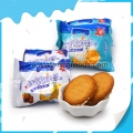сладкое вкусное китайское печенье с начинкой из джема матча и кремом в центре 